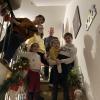 Die größte Familienweihnacht in Dießen dürfte es wohl bei der Familie Knoller geben. Das Foto zeigt im weihnachtlich geschmückten Treppenhaus (von links) vier der sieben Kinder, Maximilian, Bianca, Sebastian und Alexander mit den Eltern Claudia und Peter.