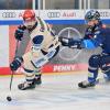 Sieg für den Tabellenführer: Morgan Ellis (rechts) und der ERC Ingolstadt besiegten Schwenningen mit 5:3. 