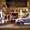 Einsatzfahrzeuge der Polizei stehen auf dem Weihnachtsmarkt in Magdeburg.