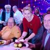 Berlins Wirtschaftssenatorin Franziska Giffey (Mitte) serviert Essen (Foto aktuell).