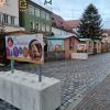 Betonpolder und ein Lieferwagen blockieren auf dem Aichacher Stadtplatz die Zufahrt für Autos zum Christkindlmarkt.