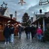 Schon am frühen Samstagabend ist auf dem Aichacher Christkindlmarkt wieder reger Betrieb.