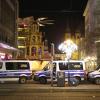 Einsatzfahrzeuge der Polizei stehen vor dem Weihnachtsmarkt in Magdeburg.