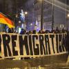 "Remigration" steht auf einem Banner bei einer Demonstration rechter Gruppierungen.