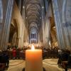 Eine Kerze brennt vor der Gedenkveranstaltung im Dom.