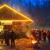 Die traditionelle Waldweihnacht in der Teufelsküche zog in diesem Jahr besonders viele Gäste in ihren Bann, Schneeflocken sorgten für zusätzliche Romantik.