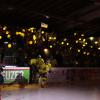 Für prächtige Stimmung sorgten die Fans beider Teams beim Derby zwischen dem EV Bad Wörishofen und dem ESV Türkheim (gelb). Der knappe 3:2-Sieg für die Türkheim Celtics war eine beeindruckende Werbung für den Eishockey-Sport im Unterallgäu.  Für Misstöne sorgten offenbar einige Türkheimer Fans, die auf Ordnungskräfte eingeprügelt haben sollen. 