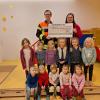 Bild von links: 1 Vorstand FFW Mönchsdeggingen Markus Schäble, Kindergarten Leitung Katja Liebhäuser, Kindergartenkinder