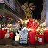 Zahlreiche Kerzen stehen vor dem Weihnachtsmarkt in Magdeburg. Ein Autofahrer ist hier in eine Menschengruppe gefahren, es gab mehrere Tote und Verletzte.