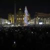 Das Heilige Jahr beginnt in der Heiligen Nacht. Rom erwartet viele Pilger. Der Petersplatz schaut schon weihnachtlich aus, eine Krippe und ein 29 Meter hoher Weihnachtsbaum dort beleuchtet.