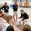 Spielertrainerin Mirijam Unger (auf dem Stuhl) spricht zu ihrer Mannschaft. Die Basketballerinnen des TV Augsburg sind eine Spitzenmannschaft in der Regionalliga. 