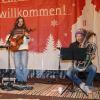 Der Auftritt des Singer-Songwriters Jan Wannemacher war wie schon im vergangenen Jahr ein Anziehungspunkt auf dem Aichacher Christkindlmarkt.