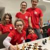 Familiensport, durchaus auch an Heiligabend: Schach-Talent Annika Giss (vorne) zieht die stärkste Figur auf dem Spielbrett. Neben und hinter ihr Schwesterchen Sonja und Marlene.  