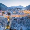 Am Talausgang an einem Wasserfall gelegen: das winterliche Bad Gastein in der Dämmerung.