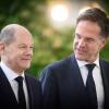 Nato-Generalsekretär Mark Rutte (r) hält die Kritik an der Ukraine-Politik von Bundeskanzler Olaf Scholz für unfair. (Archivbild)