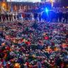 Menschen stehen vor der Johanniskirche in Magdeburg, wo ein Gedenkort eingerichtet und Blumen und Kerzen niedergelegt wurden.