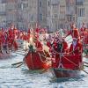 Menschen in Weihnachtsmann-Kostümen fahren in Gondeln auf dem Canal Grande in Venedig.