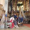 In der Heilig Geist-Kirche wird die Krippenszene in mühevoller Arbeit direkt in den Hochaltar gebaut. 