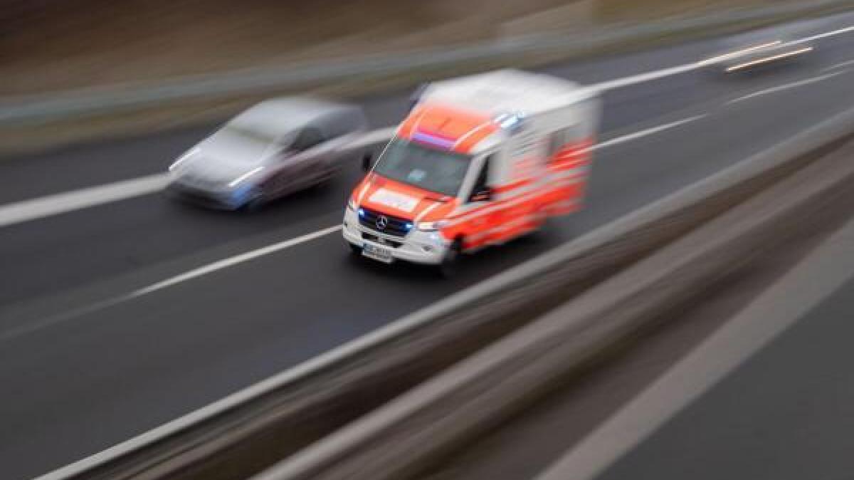 Nächtlicher Unfall Frau wird auf Autobahn aus Auto geschleudert