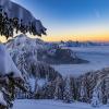 Besondere Farbenspiele zeigen sich am Dienstagmorgen am Tegelberg bei Schwangau im Ostallgäu. Dort hat das Wetter nach den Neuschneefällen den Blick auf das Winterwunderland freigemacht.