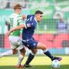 Robust im Zweikampf: Marcel Beifus (r) spielt auch in der nächsten Saison für den Karlsruher SC.