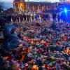 Menschen stehen vor der Johanniskirche in Magdeburg, an der ein Gedenkort für die auf dem Weihnachtsmarkt Getöteten eingerichtet wurde.