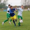 Philipp Buser (in Blau-Gelb) bleibt dem SV Holzkirchen auch in der nächsten Saison als Spielertrainer erhalten.