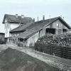 Dieses Foto aus dem Jahr 1938 zeigt das mit eisernen Schwellen eingefasste Kohlenlager ersteigerte der Krumbacher Manfred Pfeiffer 2022 auf E-Bay. Das hohe Wohn- und Dienstgebäude wurde Anfang der 60-er Jahre abgerissen und stand nördlich des heutigen Bahnhofsgebäudes.