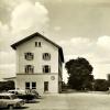 Das Bahnhofsgebäude und die gegenüberliegende Post in Krumbach um 1950.