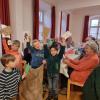 Mit selbst gebastelten Weihnachtskarten überraschten die Kinder ältere Mitbürger aus Apfeldorf.