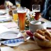 Ein typisch bayerisches Frühstück mit Weißbier und Brezeln gibt es im Landkreis Günzburg zum Beispiel im Café Kulisse.