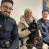 Hundedame Nika ist zurück bei ihrer überglücklichen Besitzerin Tetiana Ignatenko – auch dank der Hilfe der beiden Polizeiobermeister Kevin Ritter (links) und David von Dohlen