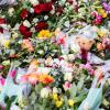 Ein Teddybär liegt inmitten von Blumen vor der Johanniskirche in Magdeburg. Vielleicht als Erinnerung an André.