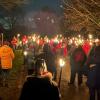 Die Teilnehmer lauschen gebannt der Ansprache des Nikolaus.