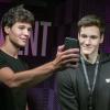 Wincent Weiss, hier mit Wachs-Double, berichtet von Selfie-Anfragen vor der Sauna. (Archivbild)