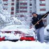 Wintereinsatz: Mann kämpft gegen Schneemassen am Auto