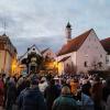 Immer gut besucht waren die Andachten, die Pfarrer Harald Baude mit seinem Weihnachtsbulldog hielt. Eine der Stationen war der Spitalhof in Aichach.