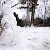 Es gibt genug Schnee für den Bau eines Schneemanns.