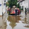 In Wertingen waren die Straßen bis zu einem halben Meter überflutet. Menschen wurden mit Rettungsbooten aus den Häusern geholt. 