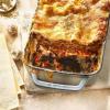 Eine tomatige, rotweinduftende Hackfleischsoße gehört für Martina Meuth in die klassische Lasagne - in ihrem Rezept sind auch noch Champignons dabei.