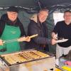 Klaus Besch (Mitte), Hans Dunkel (rechts) und Wolfgang Rosenbauer (links) sorgten mit frisch gegrillten Würstchen für besondere Gaumenfreuden.