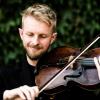 Bratschist Manuel Hofer mit seinem um 1600 in Italien gebauten Instrument. 