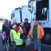 Helfer und Mitglieder des Awo-KidsClubs Altenstadt überreichten auf dem Rasthof Illertal Weihnachtspakete und überbrachten Glückwünsche an diejenigen, die Weihnachten nicht zu Hause feiern konnten.