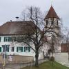 Die evangelische Landeskirche will, dass alle kirchlichen Einrichtungen bis zum Jahr 2040 klimaneutral sind. Unser Bild zeigt das Pfarrhaus und die Kirche in Wörnitzostheim.