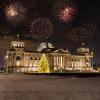 Feuerwerk über dem Reichstag: Mit dem Jahreswechsel bahnt sich auch ein Politikwechsel in Deutschland an.