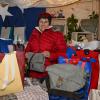 Marianne Heiß hat in der Lechstadthütte des Landsberger Christkindlmarkts selbst genähte Taschen verkauft. Der Erlös geht an das Kinderhospiz St. Nikolaus in Bad Grönenbach.