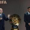 FIFA-Präsident Gianni Infantino und der frühere brasilianische Fußballstar Ronaldo präsentieren bei der Auslosung der Club-WM die Siegertrophäe.