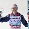 Engelberg-Sieger Daniel Tschofenig aus Österreich zeigt seine Trophäe. 