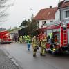 Einsatzkräfte von Feuerwehr, Polizei und Rettungsdienst wurden zu einem Brand nach Ichenhausen gerufen.