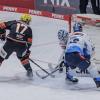 Und rein damit: Frankfurts Carter Rowney (links) trifft zum zwischenzeitlichen 2:0. ERCI-Goalie Devin Williams (Mitte) und Mat Bodie (rechts) können nicht mehr eingreifen.